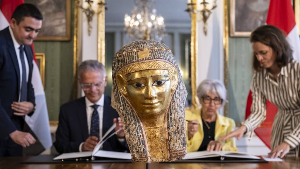 Eine fast 3000 Jahre alte ägyptische Totenmaske war illegal in die Schweiz gelangt. Kulturministerin Elisabeth Baume-Schneider (2.v.r.) hat sie dem Ägyptische Botschafter Mohamed Yehia Mohamed Negm (2. v.l.) übergeben - dies im Rahmen der Zusammenarbeit beider Länder zum Schutz des Kulturerbes.