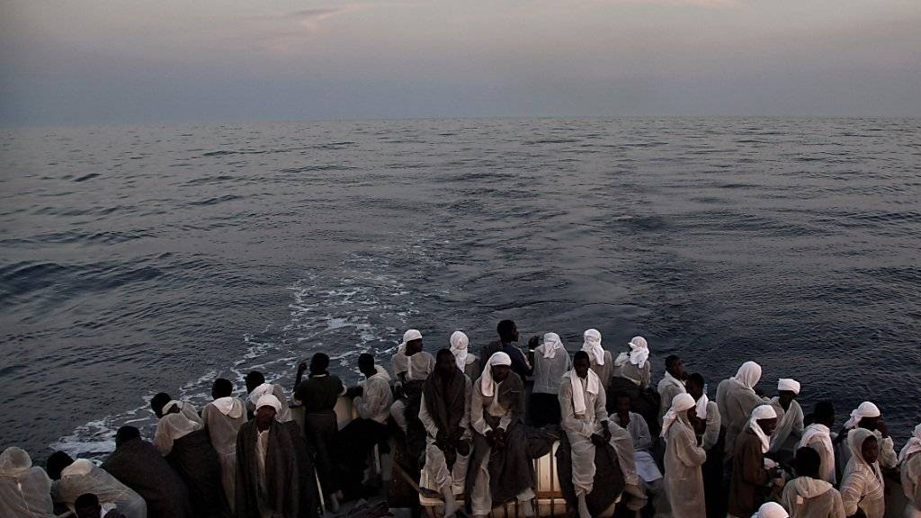 Flüchtlinge auf dem Rettungsschiff «MS Aquarius» der Hilfsorganisation Ärzte ohne Grenzen. (Archiv) Am Mittwoch teilte die Organisation mit, sie habe 22 Leichen inmitten von  200 Menschen auf einem Schlauchboot entdeckt.