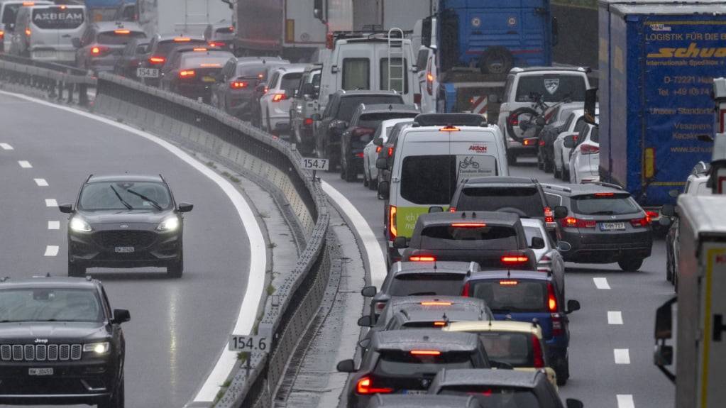 Der Reiseverkehr auf der Autobahn A2 vor dem Gotthardtunnel zwischen Göschenen UR und Erstfeld in Richtung Süden staut sich bei Erstfeld auf mehrere Kilometer Länge. (Archivbild)