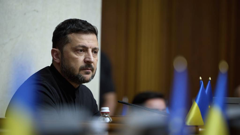 Der ukrainische Präsident Wolodymyr Selenskyj nimmt an der Parlamentssitzung teil. Foto: Vadym Sarakhan/AP/dpa