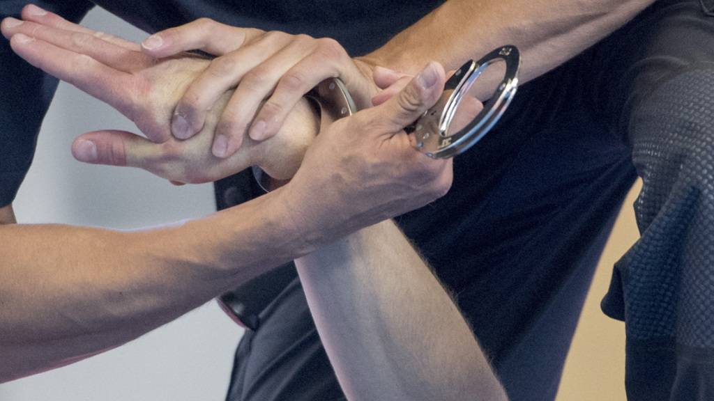 Ein 34-jähriger Mann wurde festgenommen, weil er am Bahnhof in Kreuzlingen TG Passanten mit einem Messer bedroht hatte. (Symbolbild)