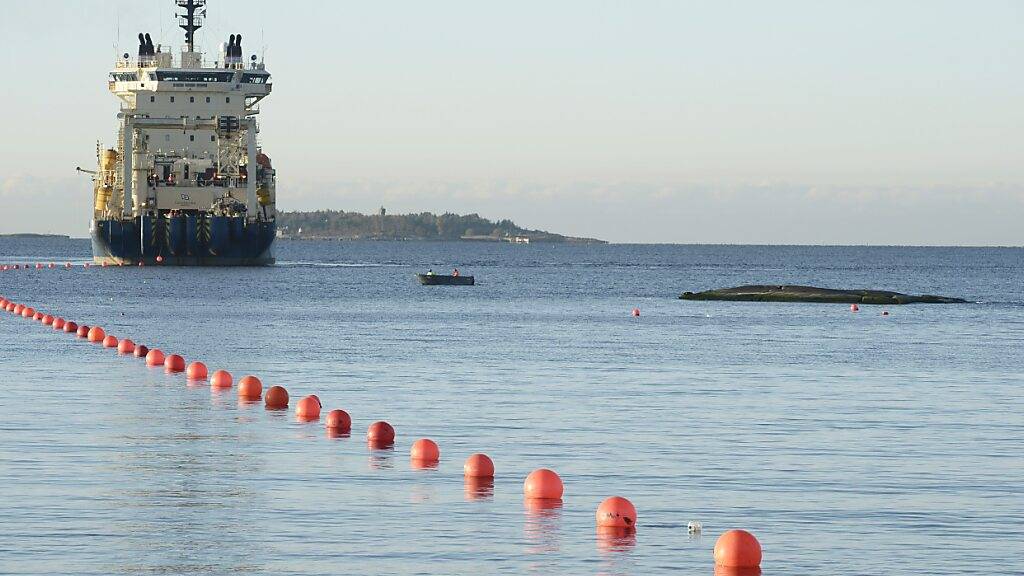 ARCHIV - Das Installationsschiff «Ile de Brehat» verlegt das Sea-Lion-Unterseekabels (C-Lion) im Garnisonsgebiet Santahamina. Foto: Heikki Saukkomaa/Lehtikuva/dpa