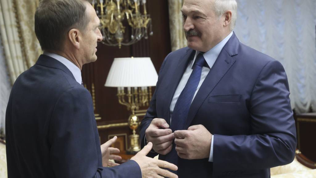 Alexander Lukaschenko (r) beim Empfang eines russischen Geheimdienstlers in Minsk. Foto: Nikolai Petrov/POOL BelTa/AP/dpa