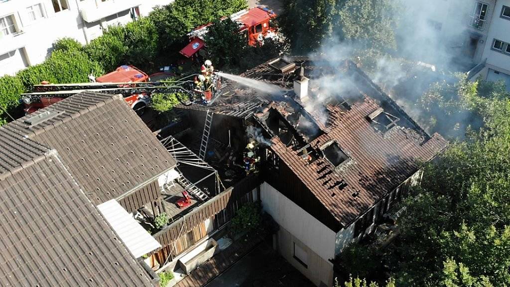 Als die Feuerwehr am Brandort eintraf, loderten die Flammen bereits aus dem Dachstock. Tatverdächtig ist die 68-jährige Bewohnerin.