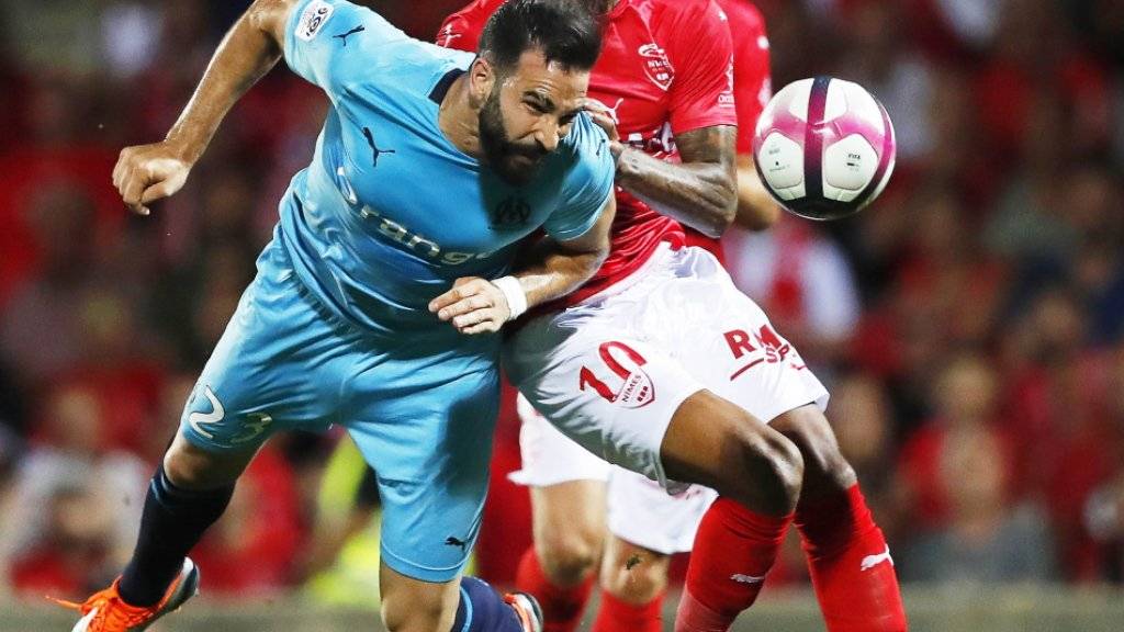 Marseilles Adil Rami (vorne) kommt hier vor Nîmes' Torschütze Denis Bouanga an den Ball