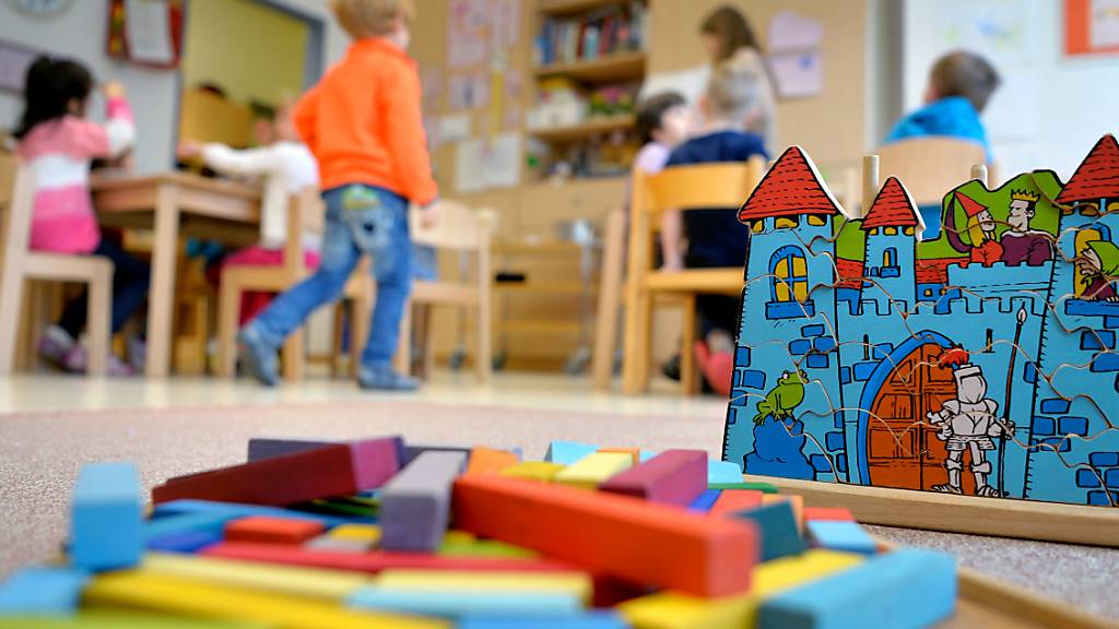 In der familienergänzenden Kinderbetreuung steht in Graubünden 2024 ein Systemwechsel an. Angebote in einkommensschwachen Regionen werden gestützt, Eltern stärker unterstützt. (Symbolbild)