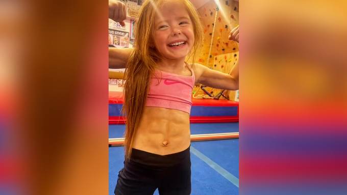 Siebenjährige Kynlee hat mehr Bauchmuskeln als viele andere
