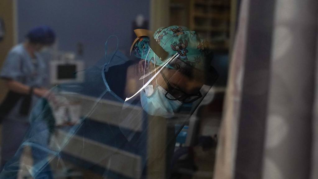 dpatopbilder - Eine Krankenschwester kümmert sich um ihren Covid-19-Patienten im St. Joseph Hospital in Kalifornien. Foto: Jae C. Hong/AP/dpa