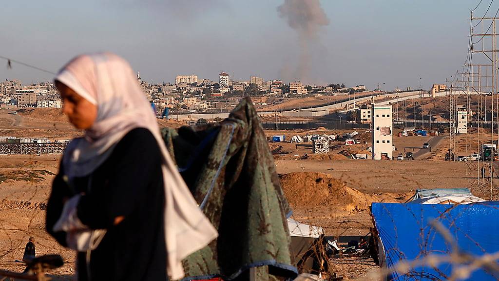 ARCHIV - Nach einem israelischen Luftangriff auf Gebäude in der Nähe der Trennmauer zwischen Ägypten und Rafah im südlichen Gazastreifen steigt Rauch auf. Foto: Ramez Habboub/AP/dpa