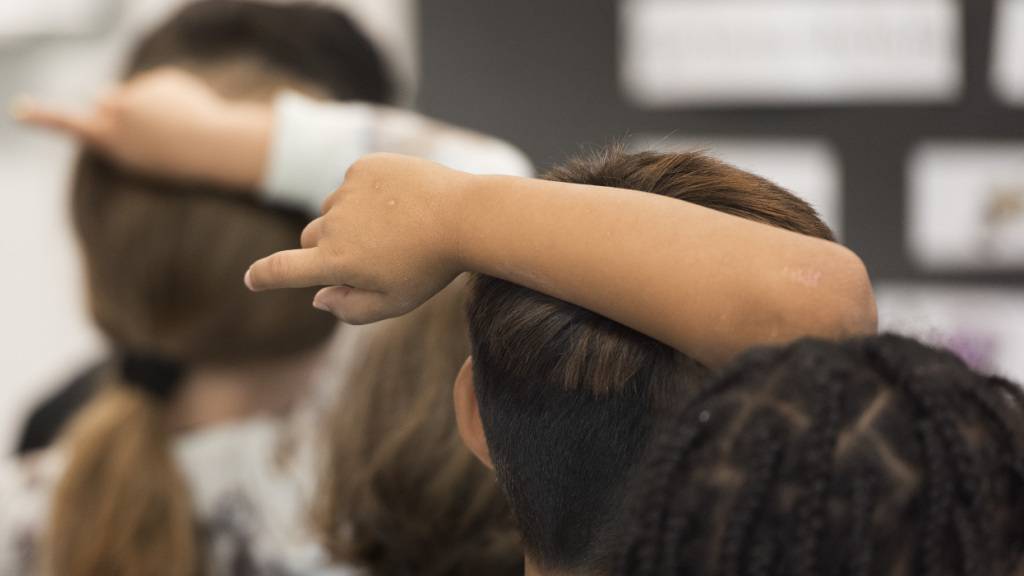 Vor der Einschulung zum Deutschtest: Die Zürcher SVP fordert, dass Kinder mit ungenügenden Deutschkenntnissen zuerst in eine spezielle Klasse kommen. (Symbolbild)