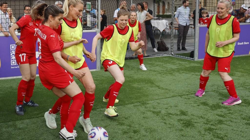 Die Nationalrätinnen Flavia Wasserfallen (SP Bern), Andrea Zryd (SP Bern), Nadine Masshardt (SP Bern),  und Aline Trede (Grüne Bern) (von links) in Aktion während einem Fussballspiel zwischen zweiTeams des FC Helvetia auf dem Bundesplatz in Bern.