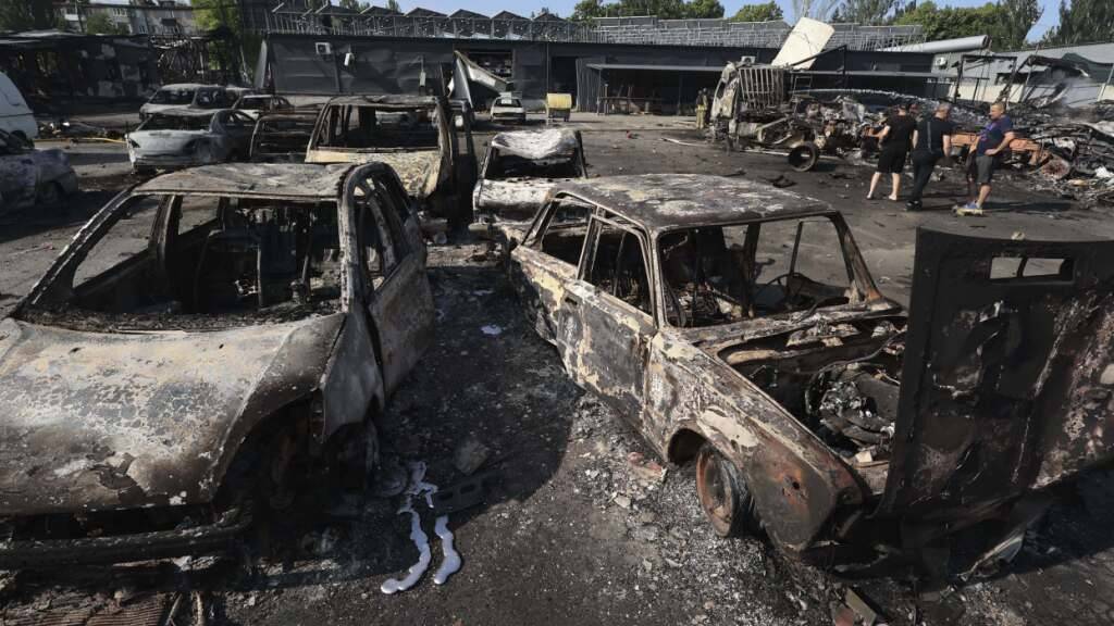 ARCHIV - Durch einen russischen Drohnenangriff zerstörte Autos. Foto: Kateryna Klochko/AP/dpa