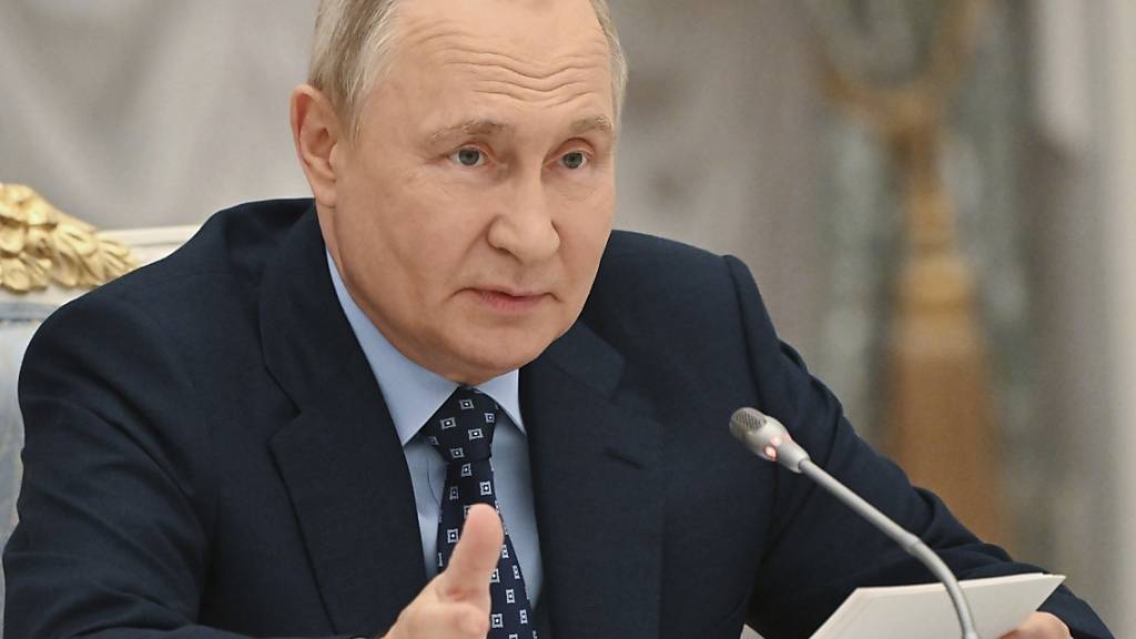 Dieses von der staatlichen russischen Nachrichtenagentur Sputnik via AP veröffentlichte Foto zeigt Wladimir Putin, Präsident von Russland, der eine Staatsratssitzung im Kreml zur Entwicklung des öffentlichen Verkehrs leitet. Foto: Sergei Guneyev/Pool Sputnik Kremlin/AP/dpa - ACHTUNG: Nur zur redaktionellen Verwendung und nur mit vollständiger Nennung des vorstehenden Credits