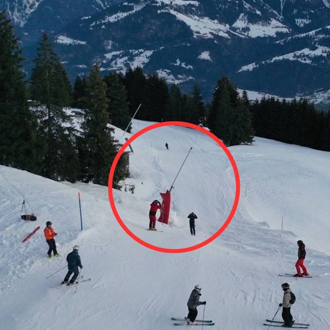 Snowboarder prallt in Schneelanze und stirbt