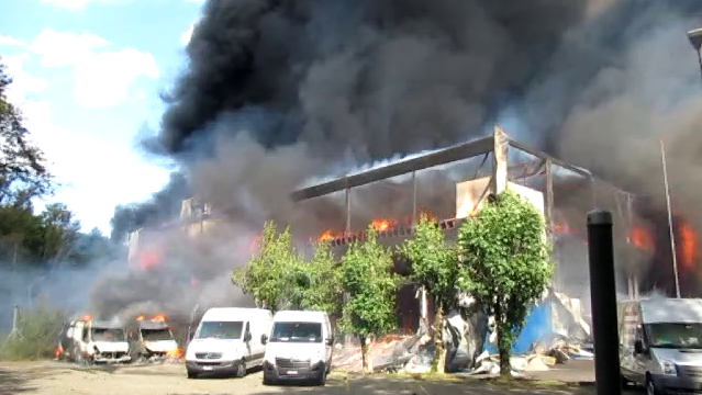 Brand wurde gelöscht ++ Gebäude eingestürzt ++ Drohnen suchen nach Brandnestern