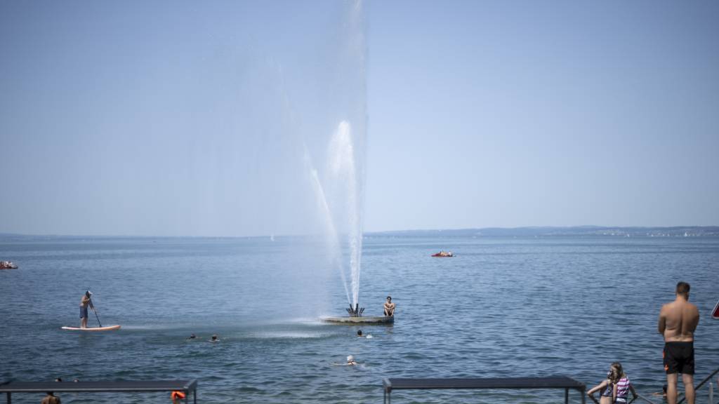 Hier waren ungetrübte Badefreuden früher kaum möglich: Menschen vergnügen sich im Juni 2025 im und am Bodensee bei Rorschach. (Archivbild)
