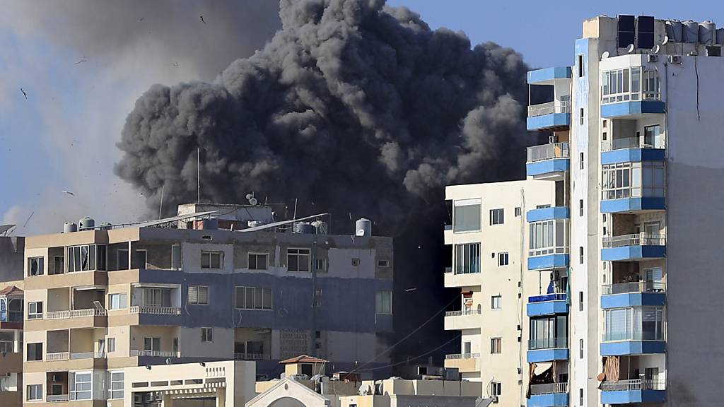 Rauch steigt von Gebäuden auf, die bei israelischen Luftangriffen in Tyros im Südlibanon getroffen wurden. Foto: Mohammad Zaatari/AP/dpa