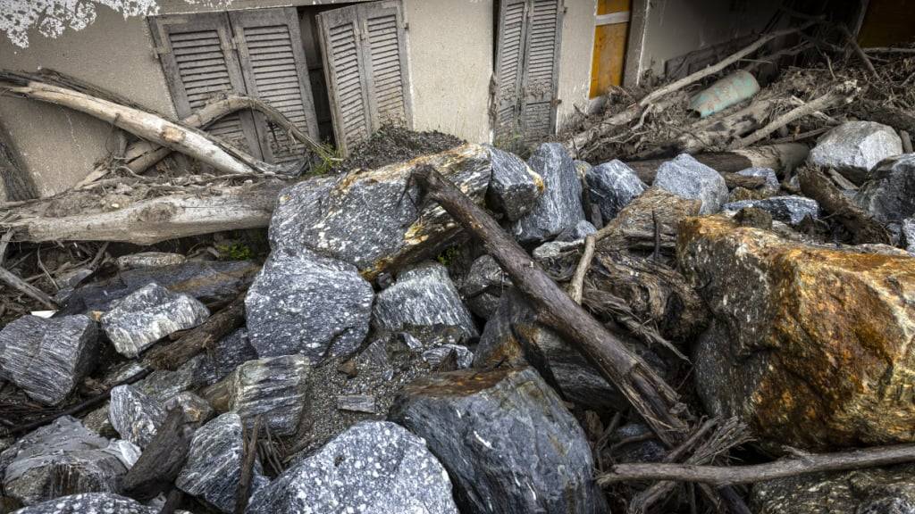 Die Unwetter sowie die daraus resultierenden Schäden haben gemäss einer Datenauswertung der Helvetia Versicherungen in den letzten zehn Jahren stark zugenommen. Hier im Bild ein durch ein Unwetter zerstörtes Haus im Bündner Südtal Misox. (Archiv)