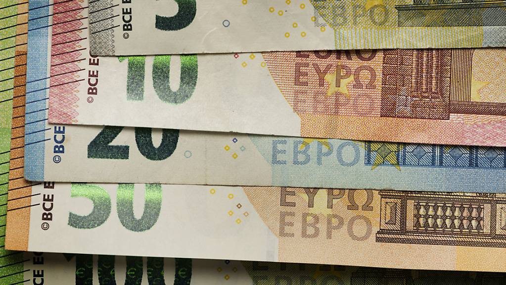 Die Euro Banknoten sollen bis 2024 überarbeitet werden. (Symbolbild)