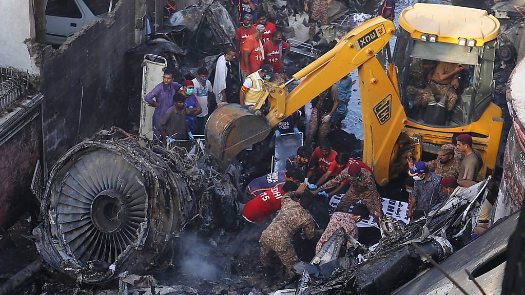 Noch ist unklar, warum ein Airbus der staatlichen pakistanischen Fluggesellschaft PIA in ein Wohngebiet bei Karachi abstürzte. Die Suche nach den Ursachen geht weiter.