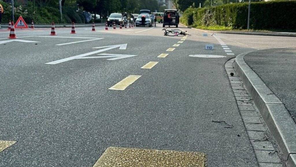 Weil ihm ein Autofahrer den Vortritt auf der Seestrasse in Richterswil verwehrt hatte, wurde der 51-jährige Velofahrer angefahren und schwer verletzt.