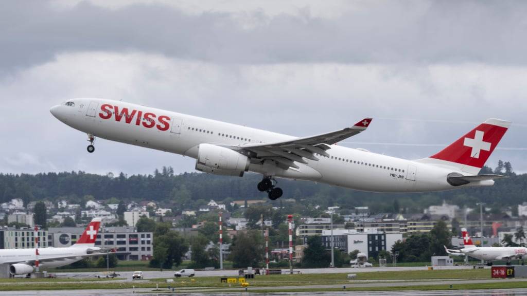 Die Swiss hat eine Sicherheitslücke erst nach zwei Monaten bemerkt und geschlossen. Dadurch waren versehentlich sensible Daten aus Piloten-Assessments für Unberechtigte zugänglich. (Archivbild)