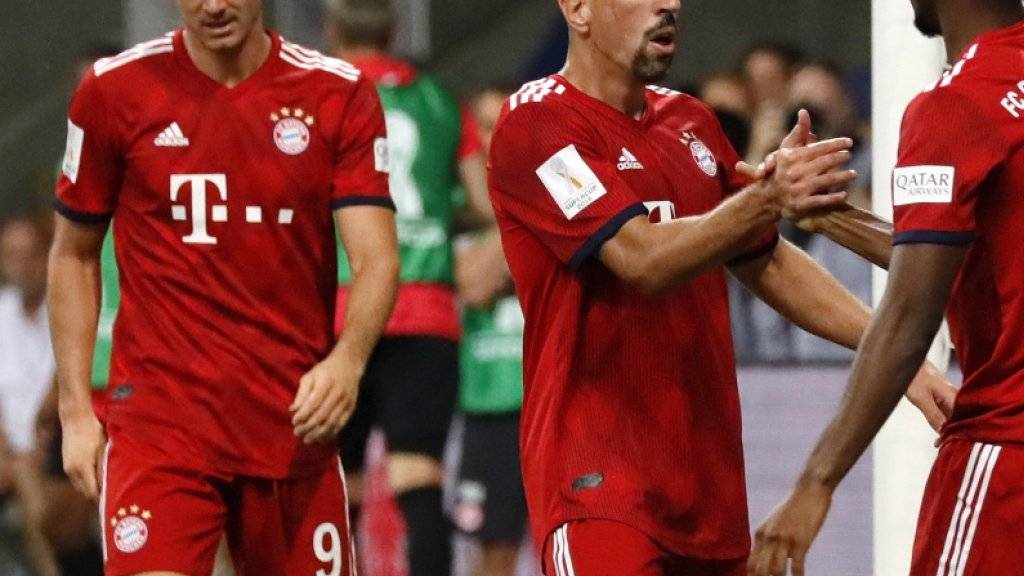 Bayern München freut sich über den ersten Titelgewinn der neuen Saison, links der dreifache Torschütze Robert Lewandowski