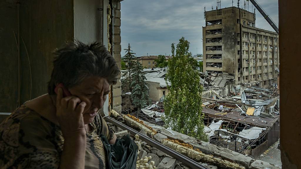 Eine Frau telefoniert in ihrem Haus, das durch die Schockwelle eines russischen Raketenangriffs im Zentrum der Stadt Kramatorsk zerstört wurde, um Hilfe. Foto: Celestino Arce Lavin/ZUMA Press Wire/dpa