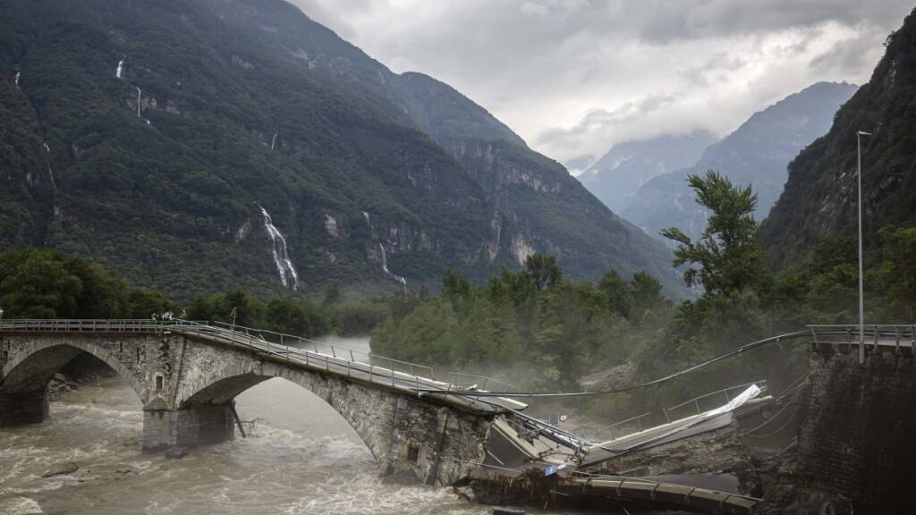 In Visletto bei Cevio im Maggiatal haben die Unwetter diese Brücke zerstört.