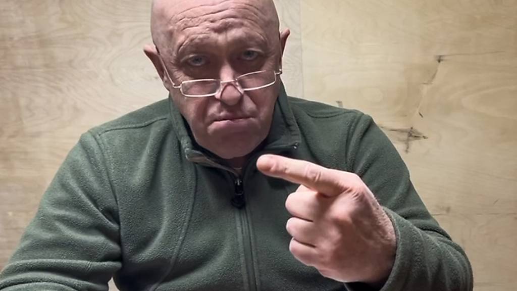 ARCHIV - HANDOUT - Dieses Videostandbild zeigt Jewgeni Prigoschin, Chef der Söldnertruppe Wagner, an einem unbekannten Ort während einer Erklärung per Video. Bei einem Absturz eines Privatflugzeugs nordwestlich von Moskau soll Prigoschin ums Leben gekommen sein. Foto: -/Prigozhin Press Service/AP/dpa