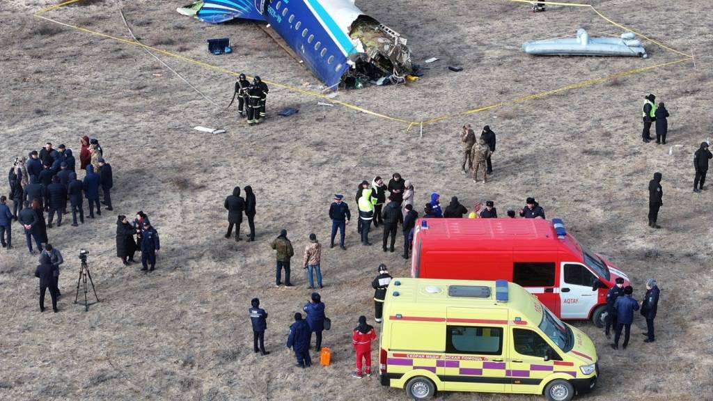 Ein Passagierflugzeug aus Aserbaidschan ist nahe der Stadt Aktau in Kasachstan abgestürzt. Beim Absturz sind 38 Menschen ums Leben gekommen, 29 Insassen der Unglücksmaschine überlebten teilweise schwer verletzt. Foto: Azamat Sarsenbayev/AP/dpa