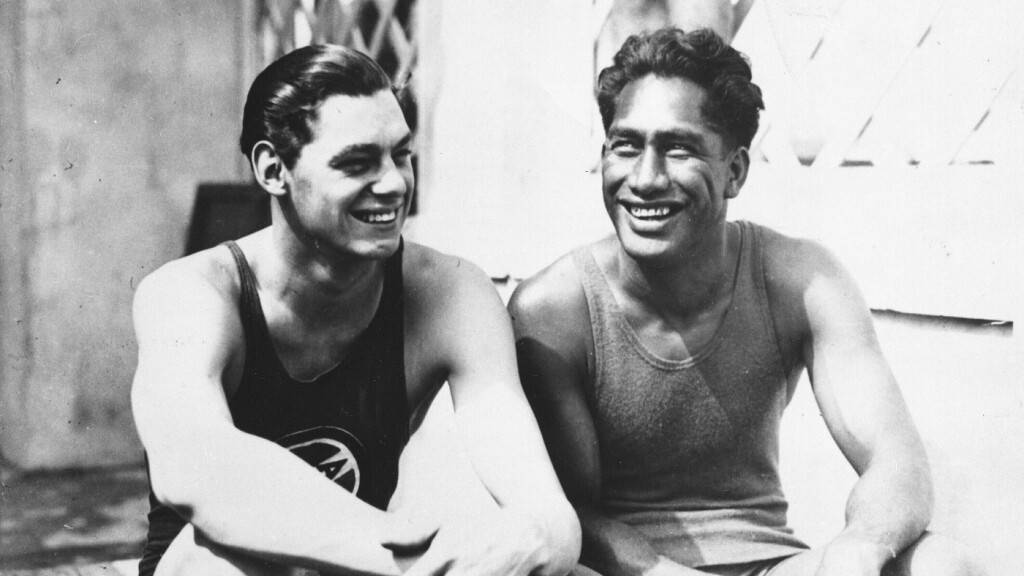 Die amerikanischen Schwimmstars Johnny Weissmuller (li.) und Duke Kahanamoku an den Olympischen Spielen 1924. Weissmuller machte später als Film-Tarzan Karriere, Kahanamoku wurde auf Hawaii zur Surflegende