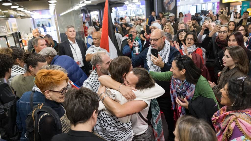 Mehrere Schweizer Mitglieder der Gaza-Flottille sind am Sonntagnachmittag in die Schweiz zurückgekehrt. Am Flughafen Genf wurden sie von einer Menschenmenge empfangen.