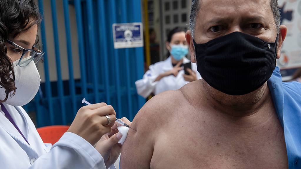 ARCHIV - Im brasilianischen Sao Paulo liegt die Impfquote bei rekordverdächtigen 104 Prozent. Das liegt daran, dass die genaue Einwohnerzahl der Metropole unbekannt ist und nur geschätzt wird. Foto: Andre Penner/AP/dpa