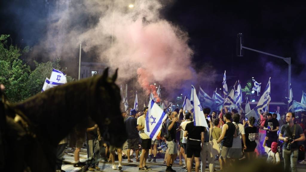 Israel: Menschen protestieren gegen die Pläne der Regierung zur Umgestaltung des Justizsystems. Foto: Ilia Yefimovich/dpa