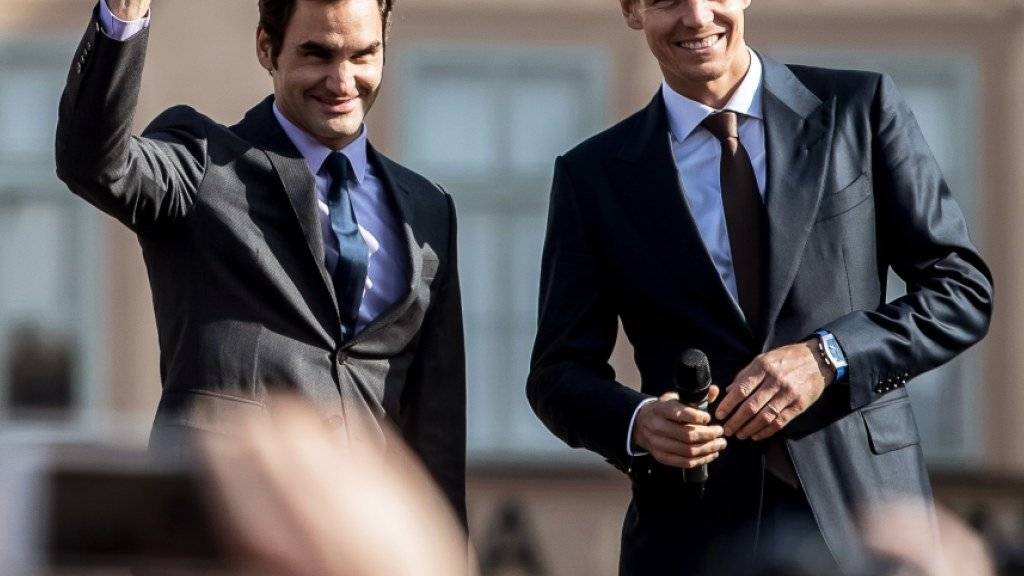 Roger Federer (links) und Tomas Berdych freuen sich auf dem Wenzelsplatz auf die Premiere des Laver Cup im September in Prag