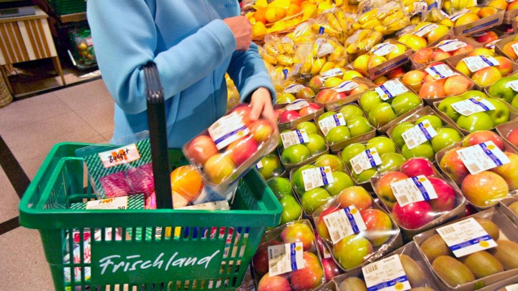 Die Tiefpreisstrategie der Migros scheint zu greifen. Der Detailhändler hat seit der Lancierung mehr Obst und Gemüse verkauft, wie Migros-Präsidentin Ursula Nold in einem Interview erklärte.(Symbolbild)