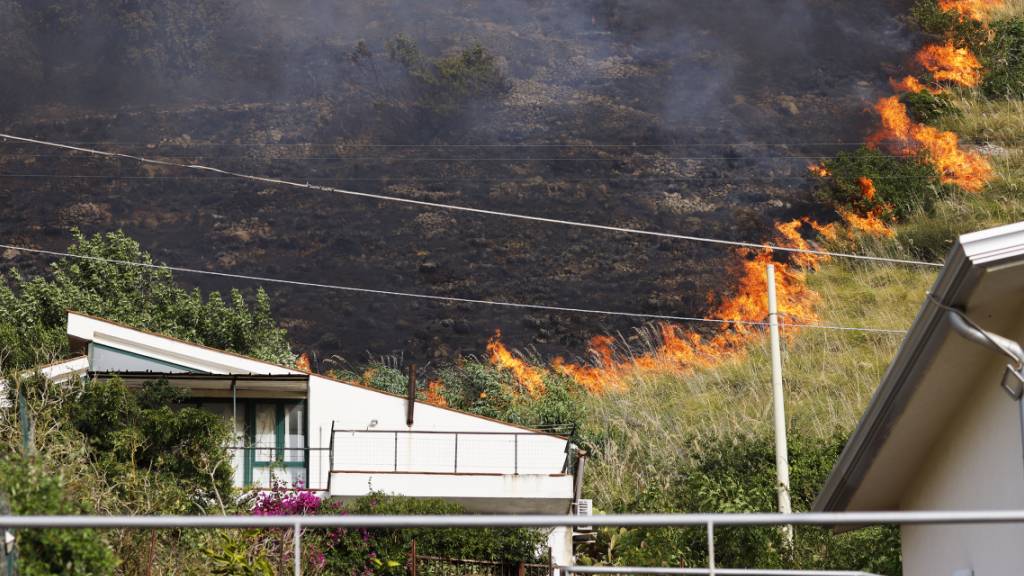 Die Flammenherde auf Sizilien kommen Wohngebieten sehr nahe. Foto: Alberto Lo Bianco/LaPresse/AP