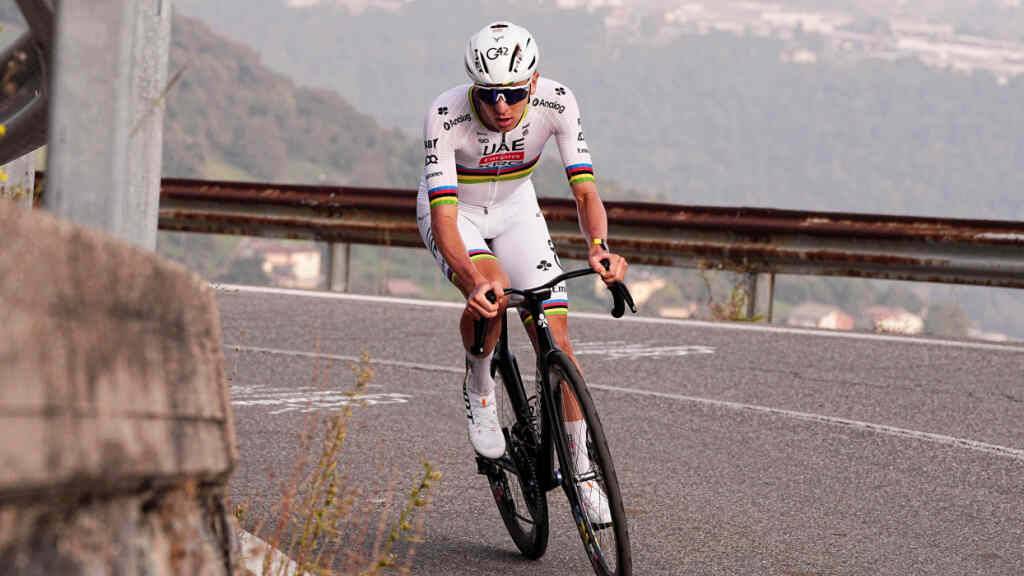 Weltmeister Tadej Pogacar fährt solo dem fünften Sieg in Serie bei der Lombardei-Rundfahrt entgegen