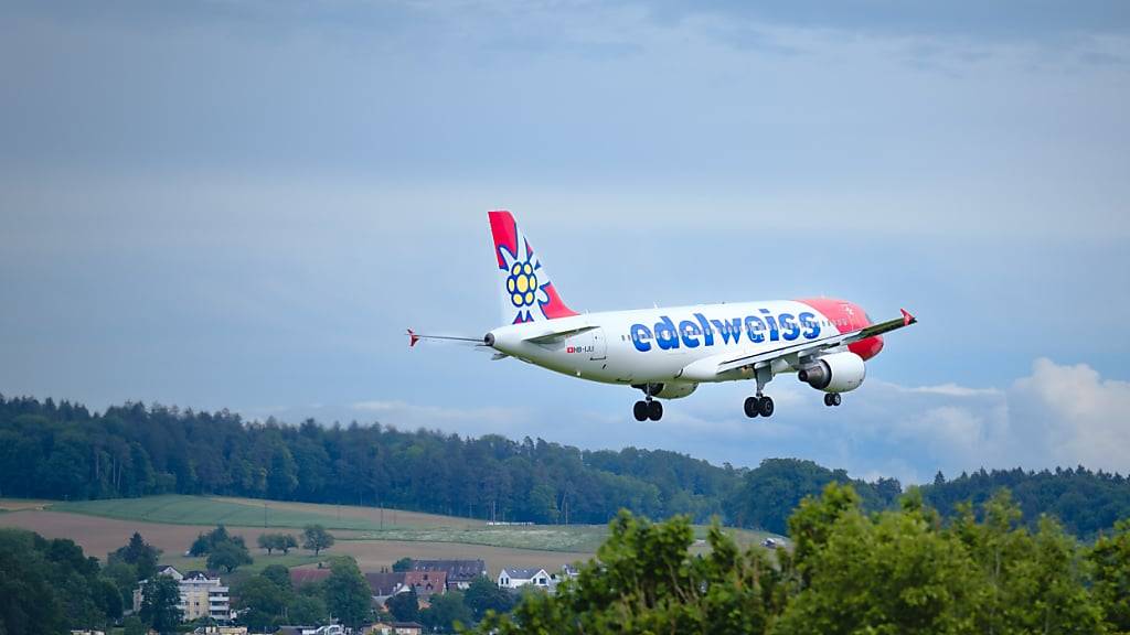 Die Fluggesellschaft Edelweiss und der Pilotenverband Aeropers verhandeln derzeit noch Details des neuen Gesamtarbeitsvertrags. (Archivbild)