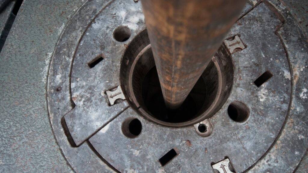 Um heisses Wasser für Wärme zu finden, wird ein Loch teils mehrere Kilometer tief in den Boden gebohrt. (Symbolbild)