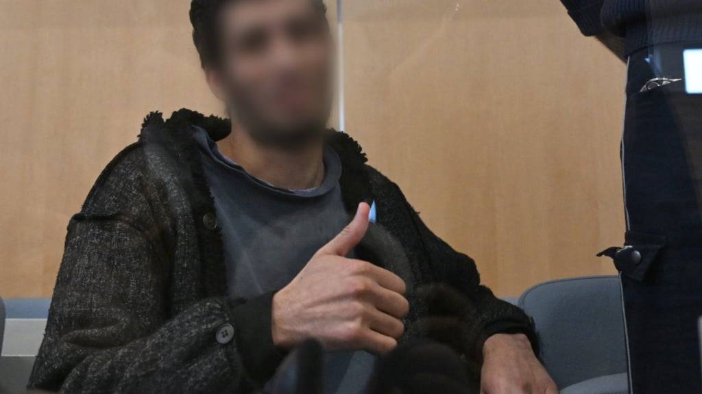 dpatopbilder - Der Angeklagte Issa al Hasan hat zu Beginn der Sitzung hinter einer Glasscheibe Platz genommen. Foto: Federico Gambarini/dpa