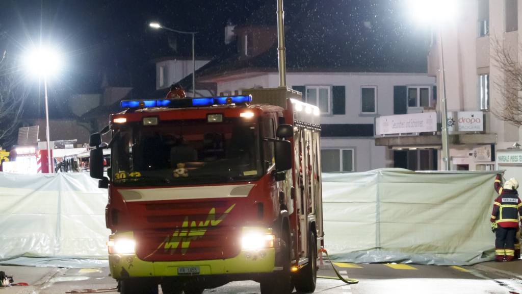 Der Brand eines Postautos im Zentrum von Kerzers FR hat am Dienstag Tote und Verletzte gefordert.