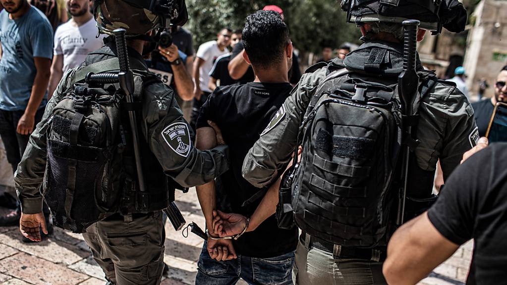 Bereits gestern nahmen israelische Polizisten nach Zusammenstössen auf dem Tempelberg mehrere Männer fest.