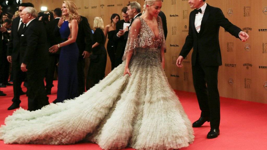 Für Rita Ora - hier bei der Bambi-Verleihung - darf man in der Mode ruhig ein bisschen spinnen (Archiv).