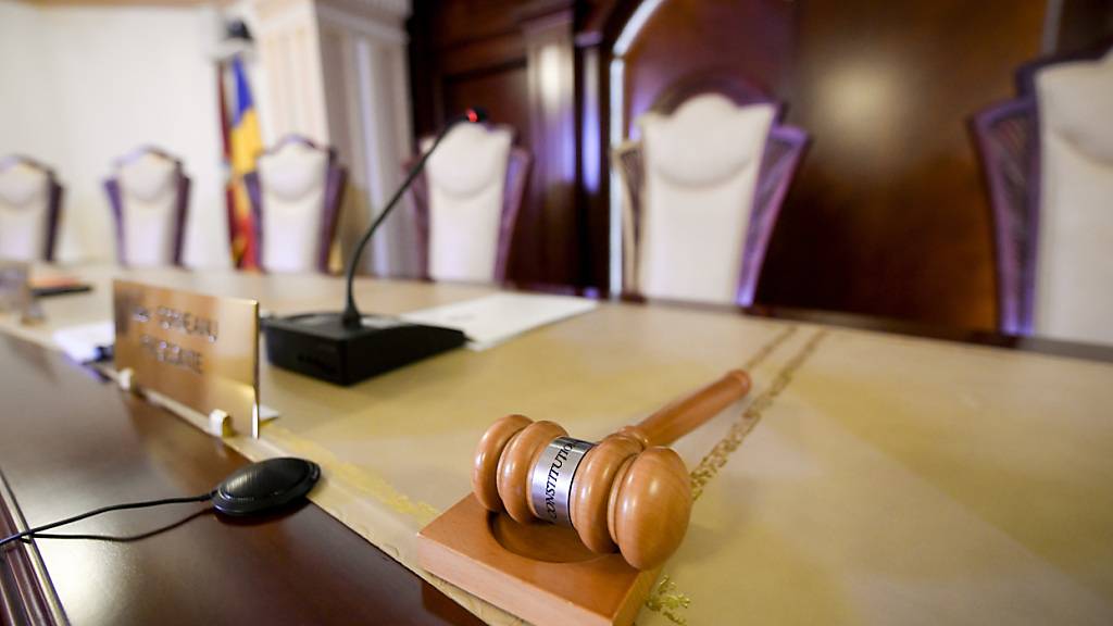 Ein Hammer liegt auf dem Tisch der Richter im Verfassungsgericht. Rumäniens Verfassungsgericht prüft Rechtmäßigkeit der Präsidentenwahl. Foto: Andreea Alexandru/AP/dpa