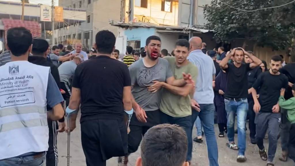 SCREENSHOT - Dieses Standbild aus einem Video zeigt einen Verletzten in der Nähe des Schifa-Krankenhauses. Foto: Apaimages/APA Images via ZUMA Press Wire/dpa