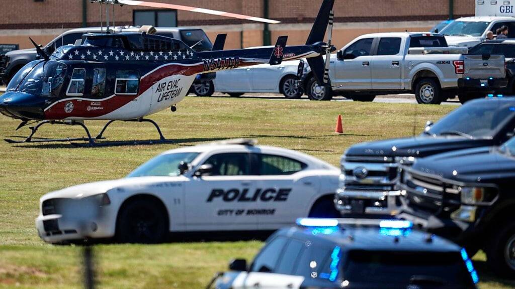 Ein Ambulanz-Hubschrauber steht vor der Apalachee High School. Foto: Mike Stewart/AP