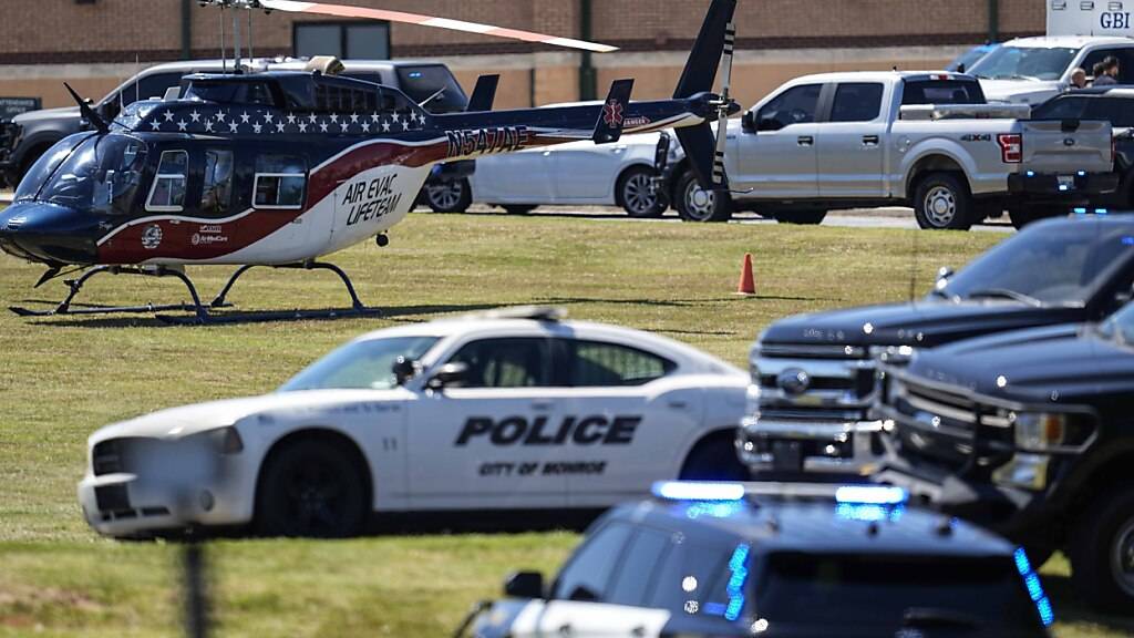 Ein Ambulanz-Hubschrauber steht vor der Apalachee High School. Foto: Mike Stewart/AP