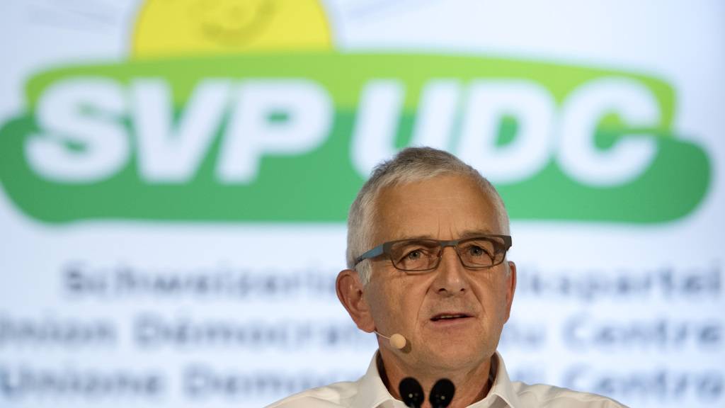 Alt SVP-Fraktionschef Caspar Baader, hier fotografiert im Jahr 2017, und sein Team hören in den nächsten Tagen und Wochen acht potenzielle Kandidierende für die Nachfolge von SVP-Bundesrat Guy Parmelin an. (Archivbild)